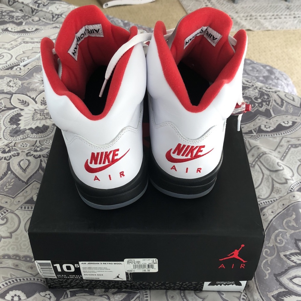 Fire red Jordan v’s - Picture 4 of 6